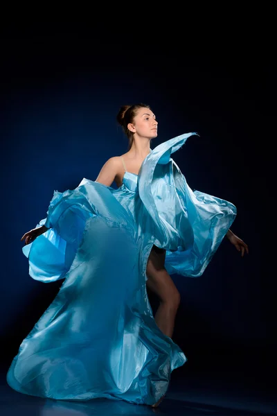 芭蕾舞女演员衣服飞 — 图库照片