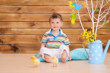 tavuk kapalı olan küçük çocuk