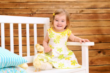 tavuk bankta kapalı kızla yürümeye başlayan çocuk