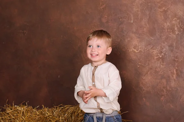 Niño en camisa de lino en el interior — Foto de Stock