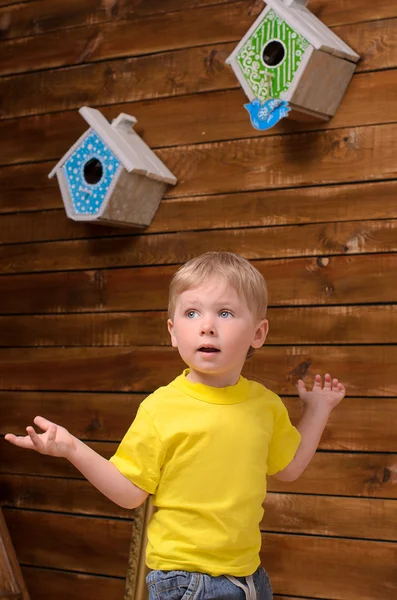 Niño activo y cajas de anidación en la pared — Foto de Stock