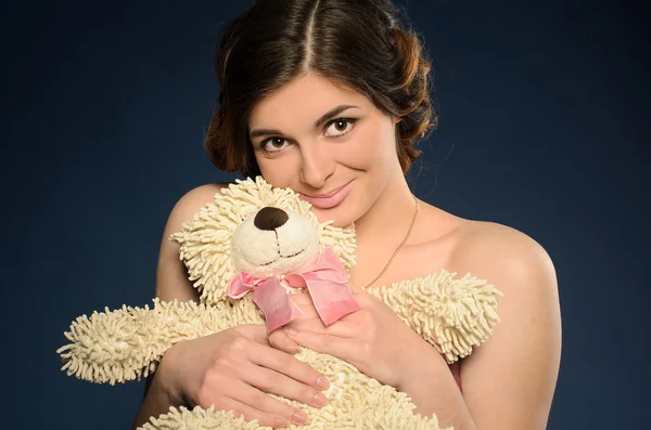 Mooie jonge vrouw met teddy bear — Stockfoto