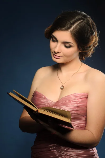 Belle jeune femme lecture livre — Photo