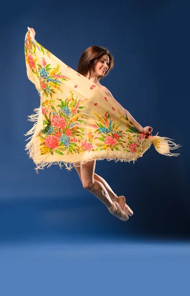 Balletttänzerin springt mit Kopftuch — Stockfoto