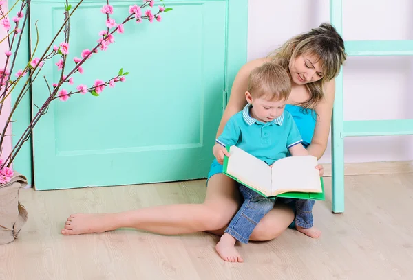 Maman et fils lisant le livre à l'intérieur — Photo
