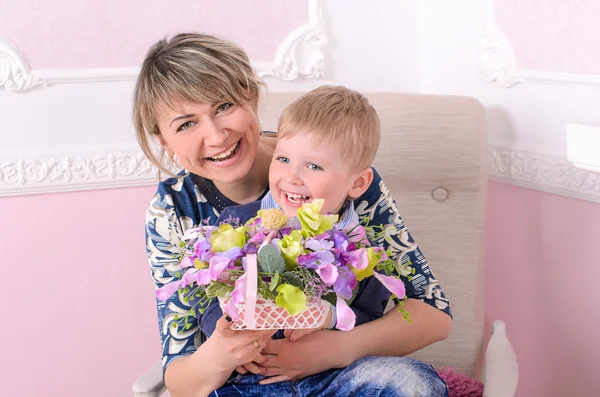 Mommy and son with basket of flowers — Stock Photo, Image