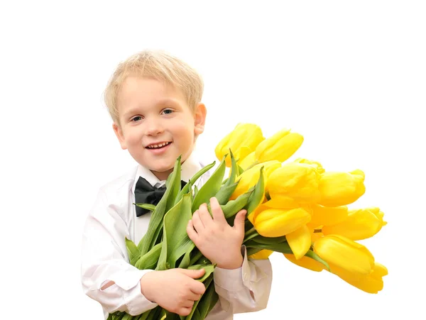 Chłopiec w białej koszuli z bukietem żółte tulipany — Zdjęcie stockowe