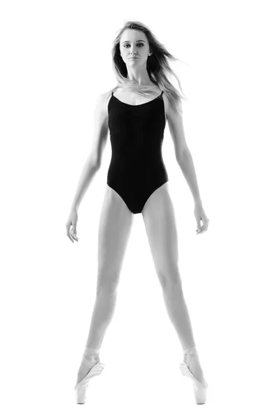 Jovem bailarina na ponta dos pés em preto e branco — Fotografia de Stock