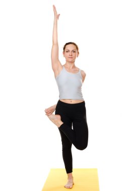 genç kadın pratik yoga egzersizleri