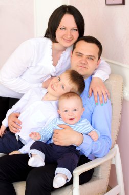 Anne, baba ve iki küçük oğlu kapalı