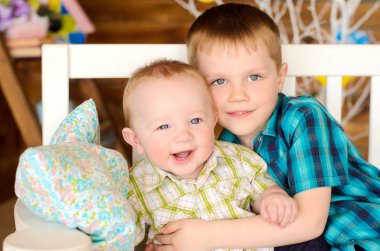 yaşlı ve genç kardeşler bankta