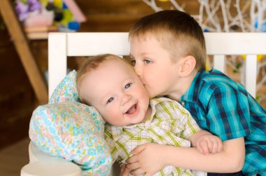 yaşlı ve genç kardeşler bankta