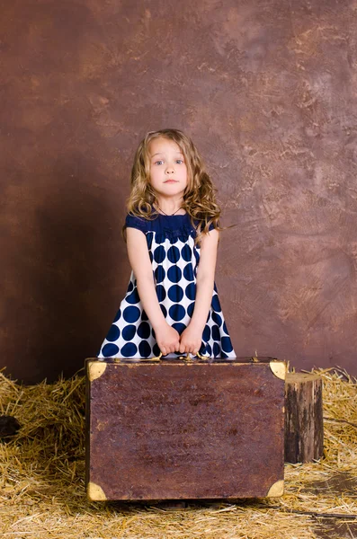 Pequena menina segurando mala em estilo retro — Fotografia de Stock