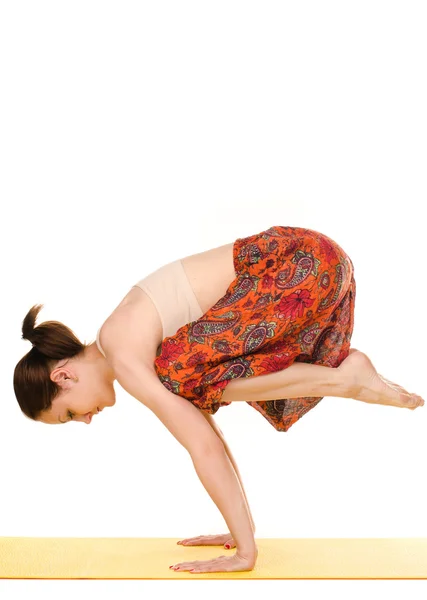 Yogi praktiziert Yoga-Übungen — Stockfoto