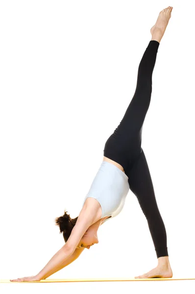 Mujer joven practicando ejercicios de yoga —  Fotos de Stock