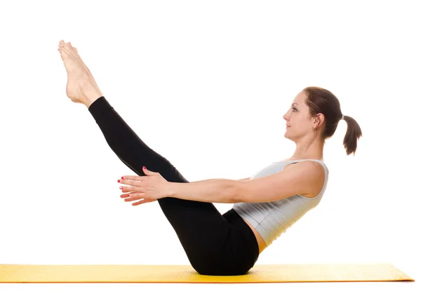 Jonge vrouw beoefenen van yoga oefeningen — Stockfoto