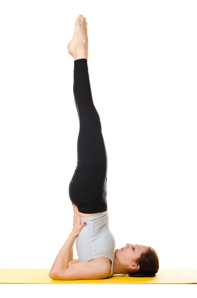 Mladá žena praktikování cvičení jógy — Stock fotografie