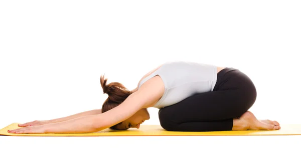 Junge Frau praktiziert Yoga-Übungen — Stockfoto