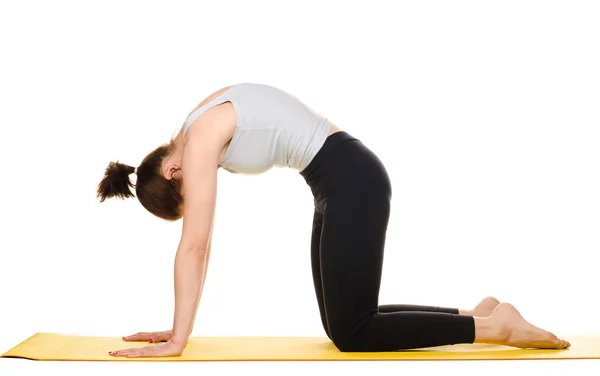Mujer joven practicando ejercicios de yoga —  Fotos de Stock