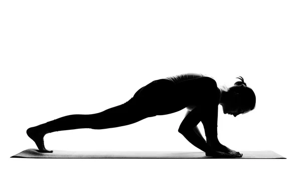 Silhouet van vrouw beoefenen van yoga oefeningen — Stockfoto