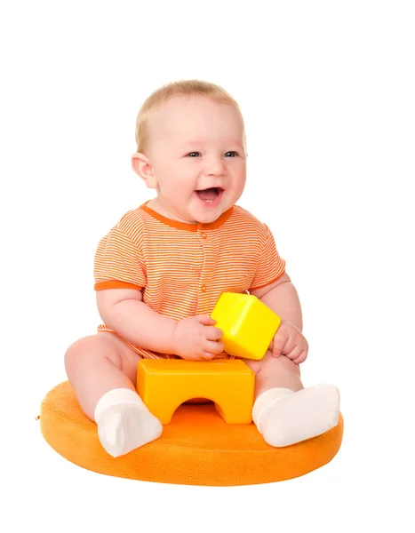 Menino feliz brincando com tijolos de brinquedo — Fotografia de Stock