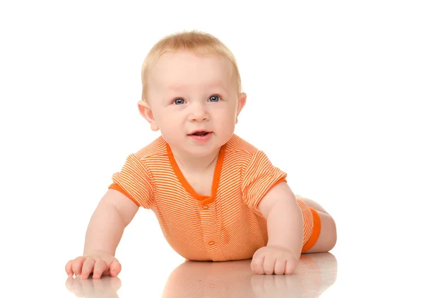 Liggande funny baby boy i orange — Stockfoto