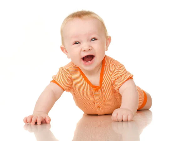 Funny babyjongen liggen in oranje — Stockfoto