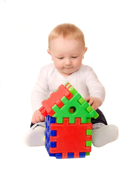 Chłopiec dziecko bawi się budynek logiczne — Zdjęcie stockowe