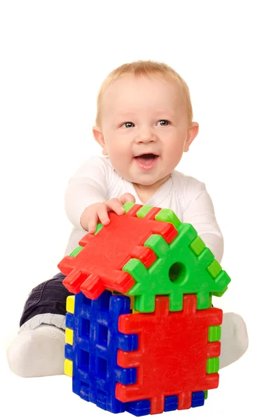 Bébé garçon jouer avec bâtiment puzzle — Photo