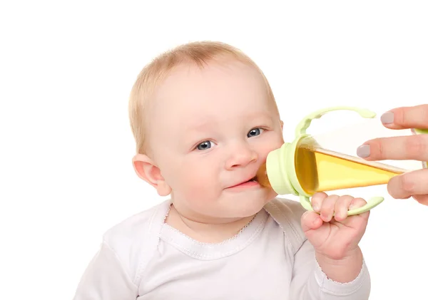 Lustiger kleiner Junge trinkt aus Flasche — Stockfoto