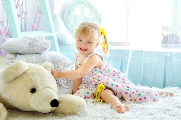 Petite fille dans la chambre à coucher légère avec grand ours en peluche blanc — Photo