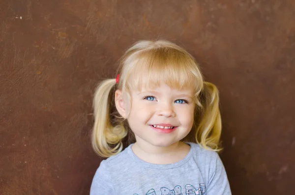 Portret van glimlachen beetje schattig blond meisje — Stockfoto