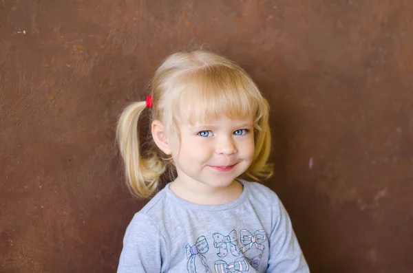 Portret van glimlachen beetje grappig blond meisje — Stockfoto