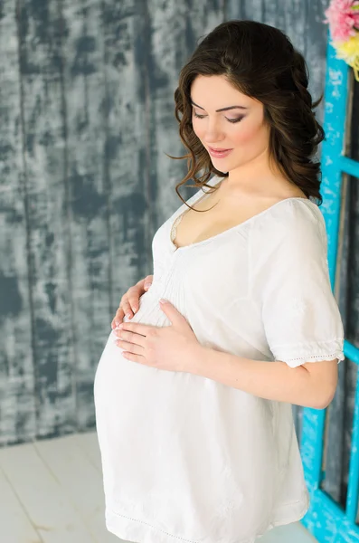 Giovane bella donna incinta — Foto Stock
