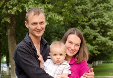 yaz açık havada genç mutlu aile