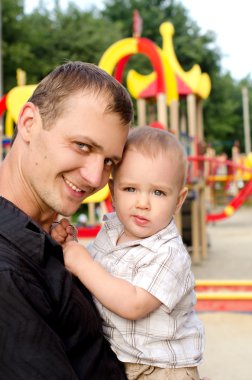 onun oğlunu açık havada tutan baba