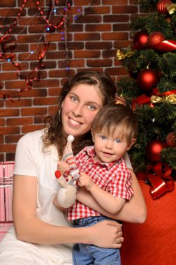 Anne ve küçük oğlu Noel ağacı