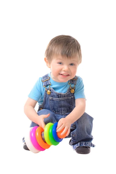 Маленький мальчик играет с игрушечной пирамидой — стоковое фото
