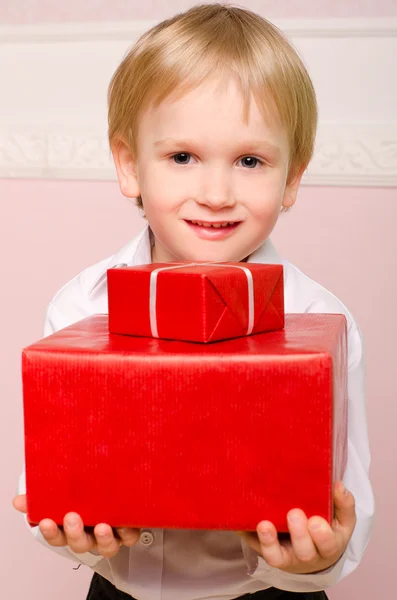 Menino com duas caixas vermelhas de presentes — Fotografia de Stock