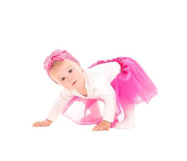 Bebek kız pembe tutu dört ayak üzerinde ayakta