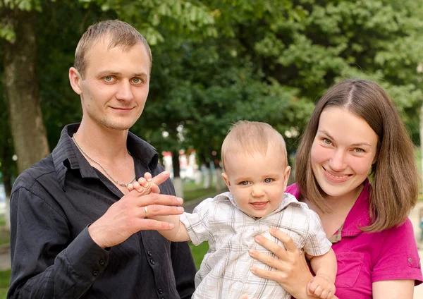 Ung glad familj i sommaren utomhus — Stockfoto