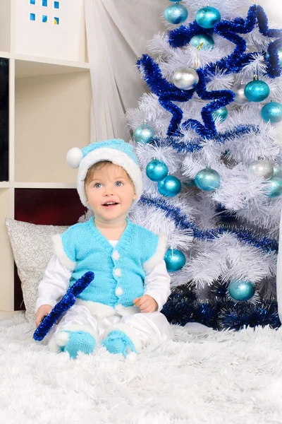 Klein kind in Kerstmis interieur in blauw — Stockfoto