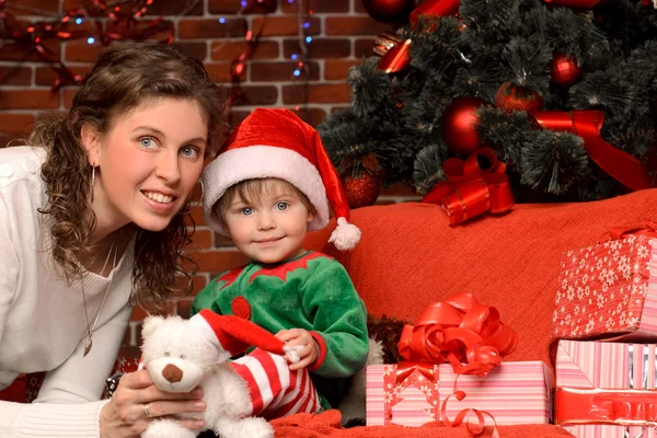 Mère et son enfant à l'intérieur de Noël — Photo