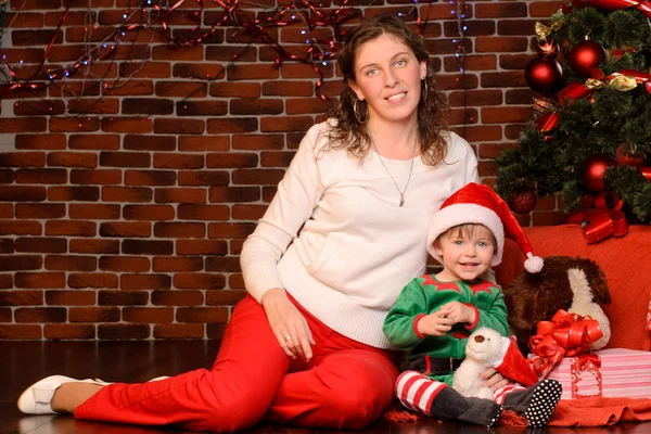 Madre e suo figlio in interni di Natale — Foto Stock
