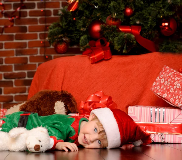 Маленький мальчик в костюме в рождественском интерьере — стоковое фото