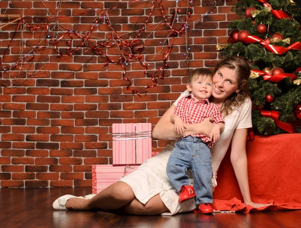 Maman et petit fils à l'arbre de Noël — Photo