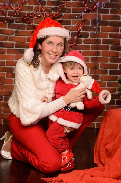 Mami e hijo pequeño en trajes festivos de Navidad Fotos de stock