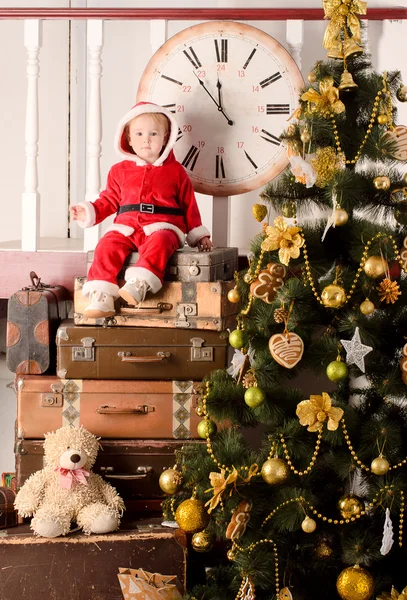 Malé dítě v santa kostým na vánoční stromeček — Stock fotografie