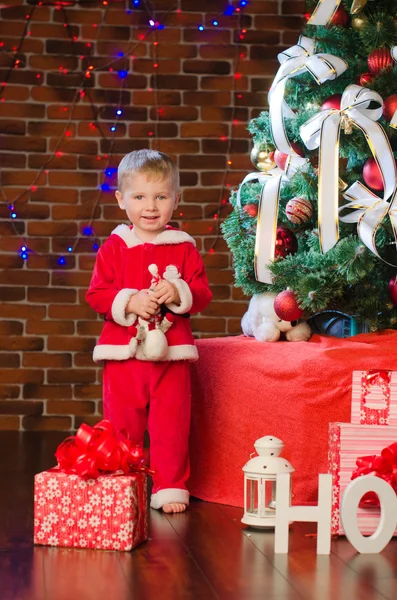 Liten pojke i kostym av santa i christmastime — Stockfoto