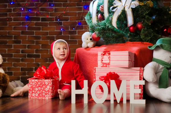 Malý chlapec v kostýmu santa v Vánoce — Stock fotografie